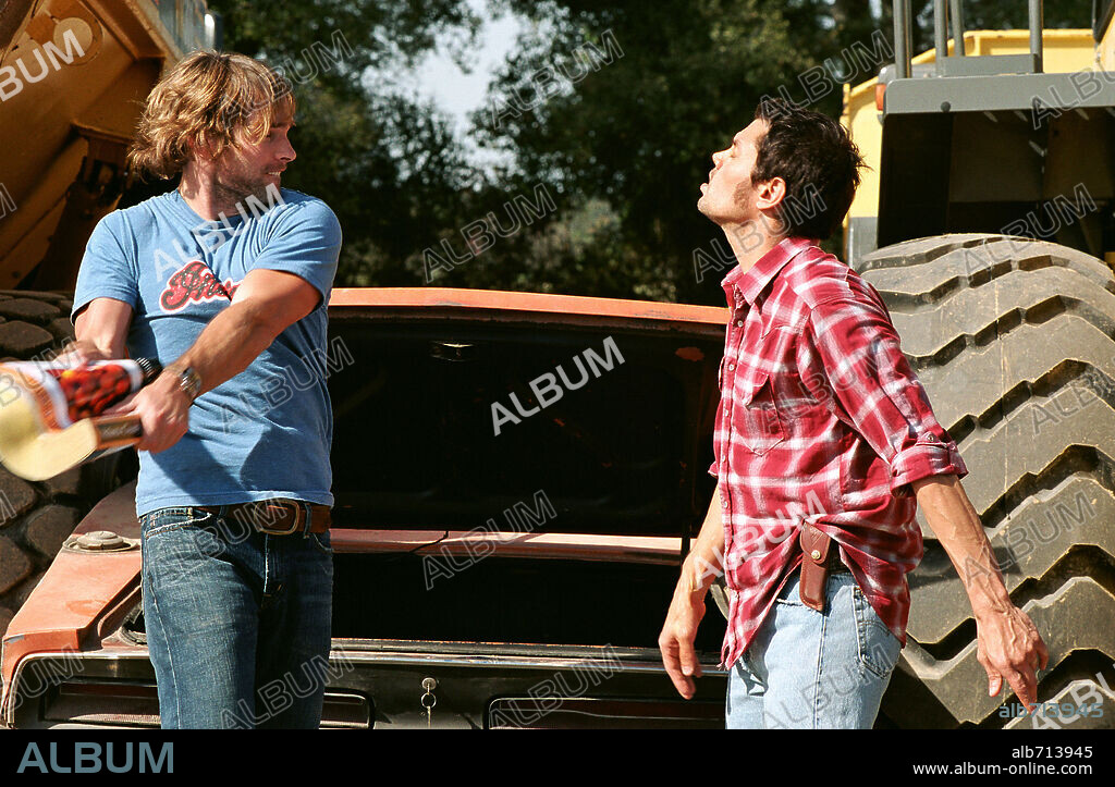 JOHNNY KNOXVILLE and SEANN WILLIAM SCOTT in THE DUKES OF HAZZARD, 2005, directed by JAY CHANDRASEKHAR. Copyright WARNER BROS. / EMERSON, SAM.