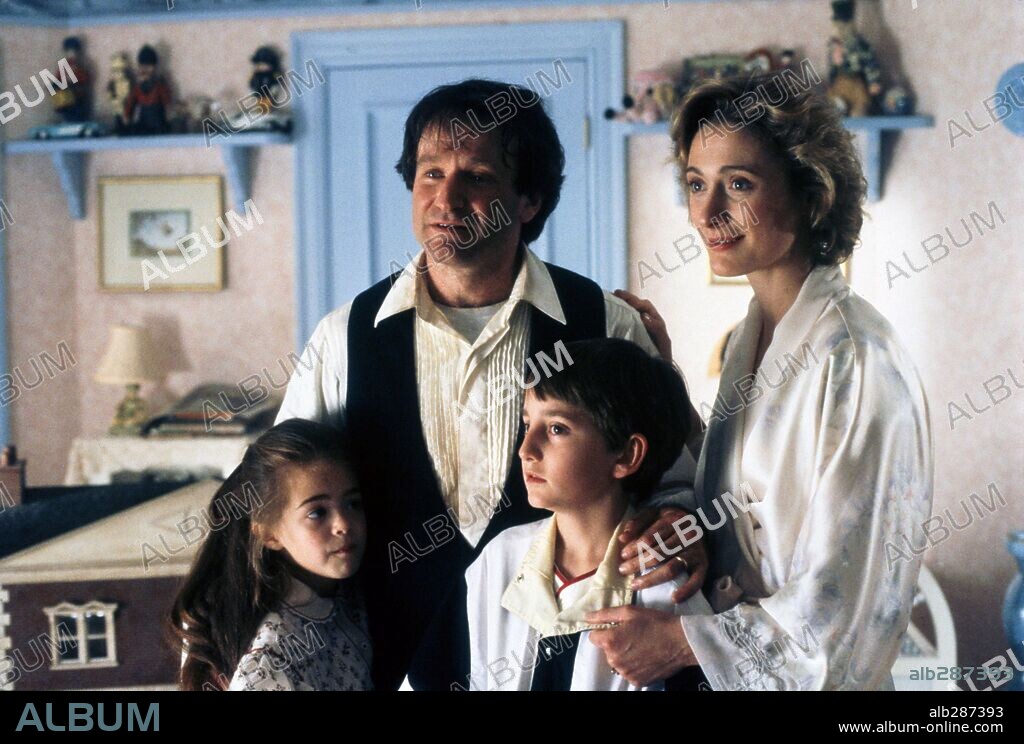 CAROLINE GOODALL, CHARLIE KORSMO y ROBIN WILLIAMS en HOOK: EL CAPITÁN GARFIO, 1991 (HOOK), dirigida por STEVEN SPIELBERG. Copyright COLUMBIA TRI STAR.