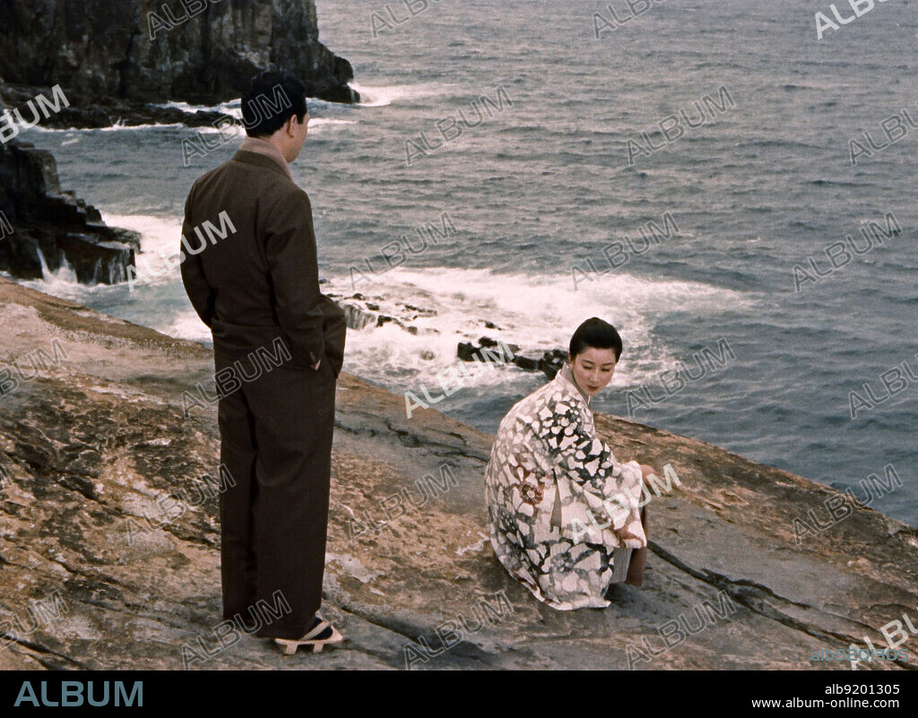 FUJIKO YAMAMOTO and KEN UEHARA in NIGHT RIVER, 1956 (YORU NO KAWA), directed by KOZABURO YOSHIMURA. Copyright Daiei Kyoto.