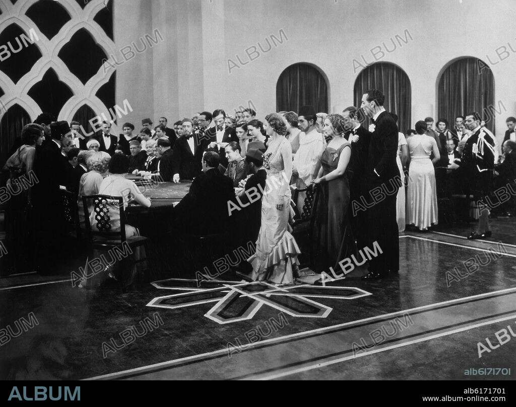 ESCENA DE LA PELICULA "LA BIEN PAGADA" - 1934 -  MERCEDES PRENDES / MARQUES PORTAGO Y LINA YEGROS.