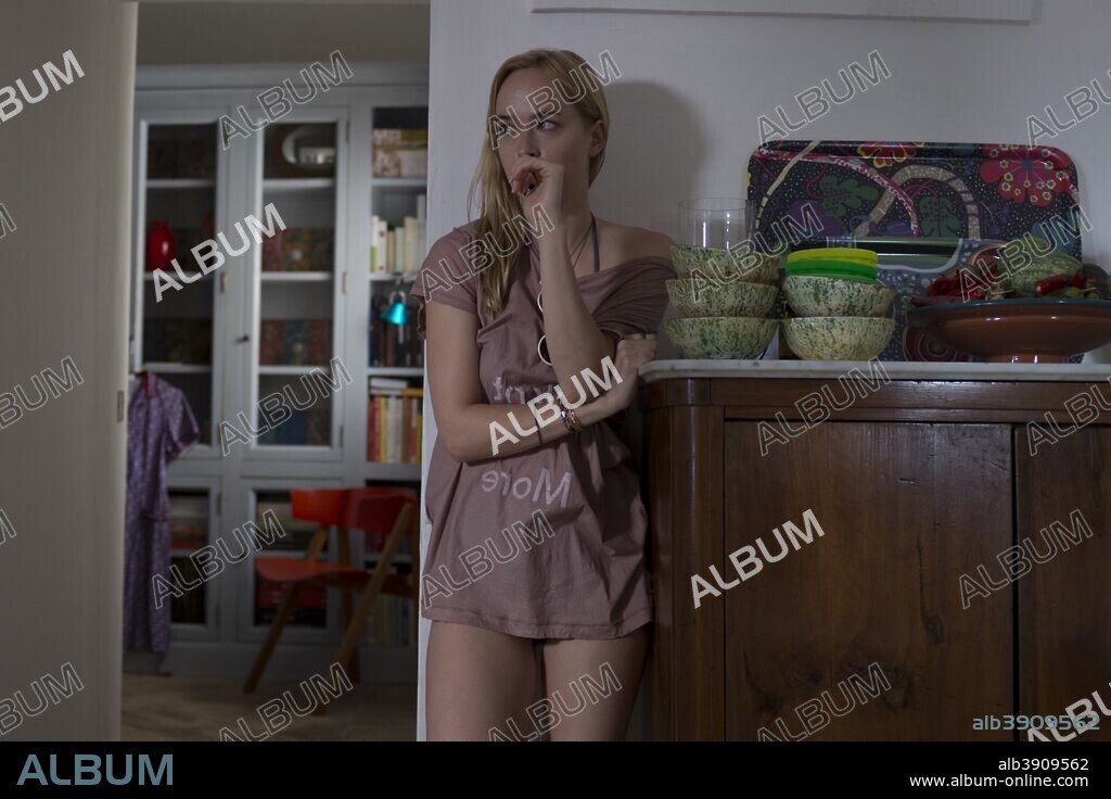 DAKOTA JOHNSON en CEGADOS POR EL SOL, 2015 (A BIGGER SPLASH), dirigida por LUCA GUADAGNINO. Copyright FRENESY COMPANY.