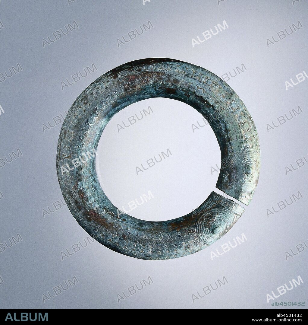 Bracelet, Bracelet in the shape of a snake with two heads together., anonymous, Ban Chiang, -600 - -100, bronze (metal), d 9.8 cm × h 1.8 cm.