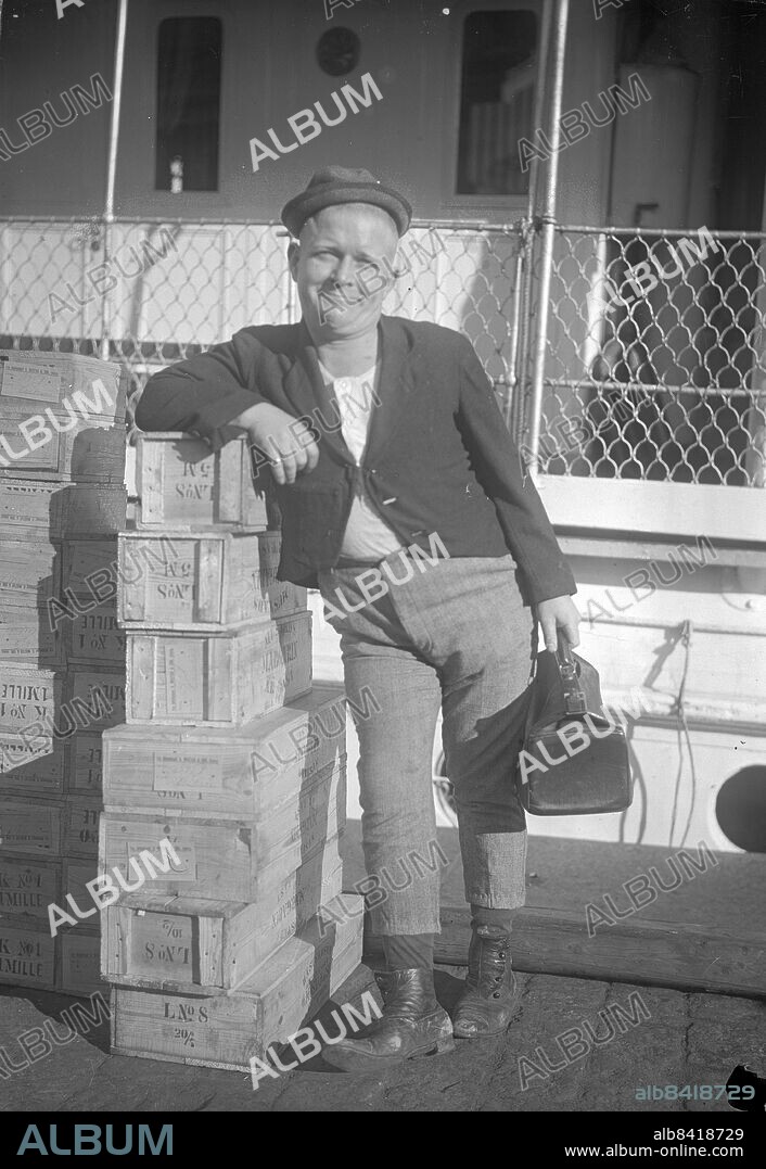 Göteborg - 1922-10-16 - Släpvagnen på besök - . Carl Schenström och Harald Madsen (1890 - 1949) (Släpvagnen) var danskt komikerpar ("Fyrtårnet og Bivognen" eller bara "Fy og Bi" på danska) som medverkade i c:a 50 filmlustspel (även svenska) mellan åren 1921 och 1940. Särskilt populära under 1920-talet. Tillsammans gjorde de också minst sju skivinspelningar. *** Local Caption *** 1922 - 8060. KAMERAREPORTAGE.