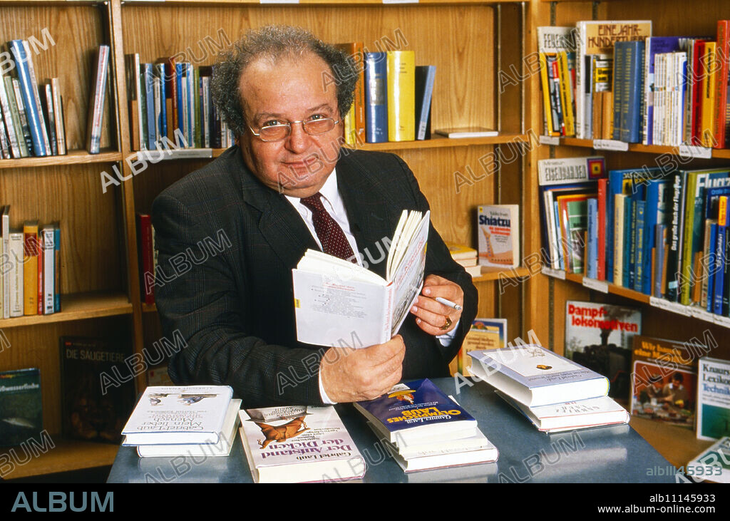 Gabriel Laub, journalist, satirist and aphorist of Polish Jewish origin, reads from the book "The Art of Sunburn" in Hamburg, Germany 1994. (original german headline: Gabriel Laub).