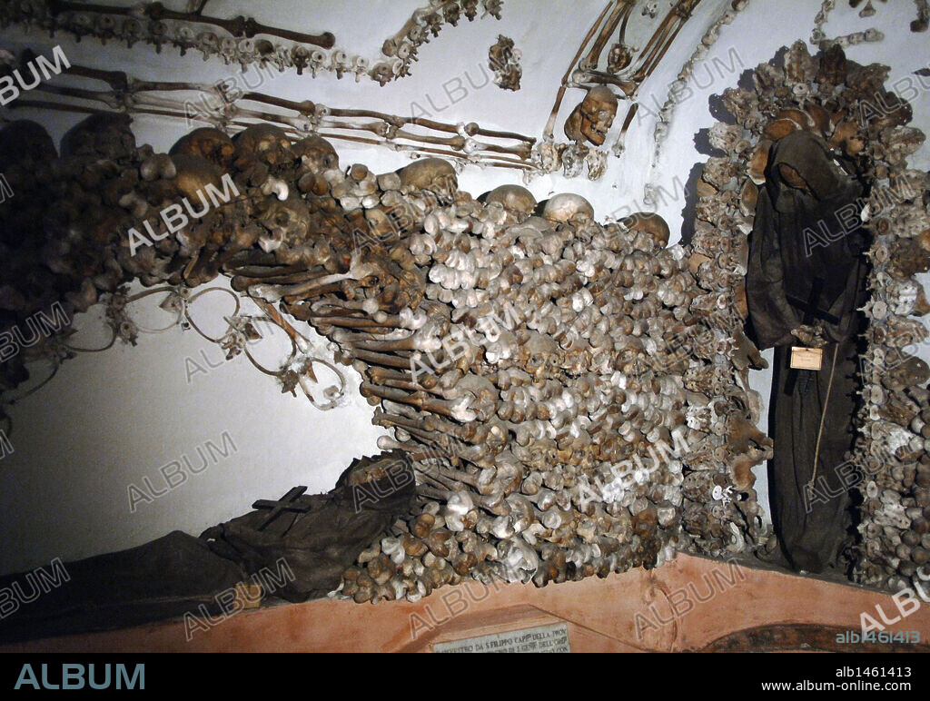 IGLESIA DE NUESTRA SEÑORA DE LA CONCEPCION DE LOS CAPUCHINOS (CHIESA SANTA MARIA DELLA CONCEZIONE DEI CAPPUCCINI). Construída en el siglo XVII. Detalle de una de las CAPILLAS de la CRIPTA, decorada con huesos de frailes capuchinos de entre los siglos XVI y XIX y con la MOMIA de un fraile con el hábito típico. ROMA. Italia.