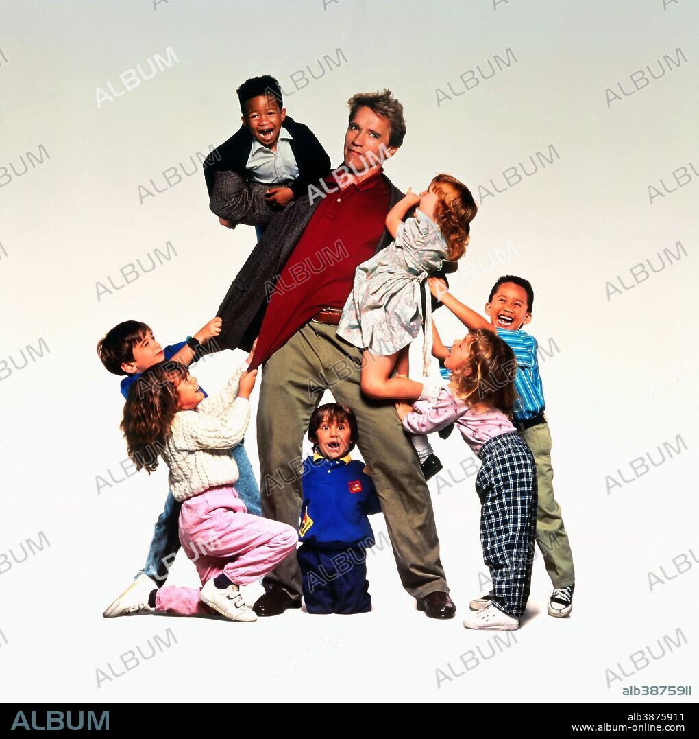 ARNOLD SCHWARZENEGGER in KINDERGARTEN COP, 1990, directed by IVAN REITMAN. Copyright UNIVERSAL PICTURES.