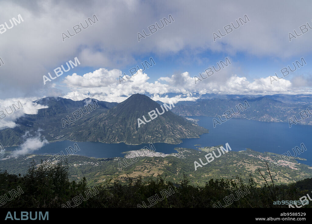 volcán San Pedro, suroeste de la caldera del lago de Atitlán en Guatemala. Tiene una altitud de 3.020, lago de Atitlán ,Guatemala, Central America.