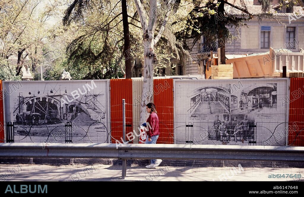 VALLAS DE OBRAS CON DIBUJOS DE OBRAS DE CONSTRUCCION DEL METRO.