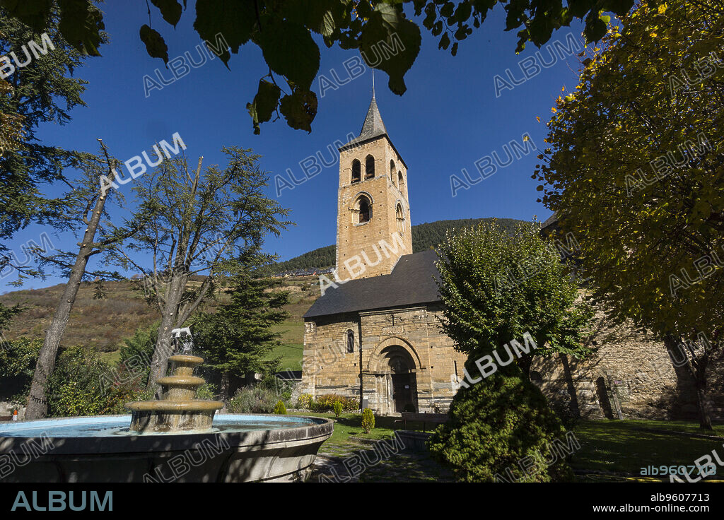 campanario de construcción gótica, alrededore del siglo XIV, iglesia romanica de Sant Felix de Vilac, siglo XII, , Vilac , municipio de Vielha e Mijaran , Valle de Aran, cordillera de los Pirineos, Spain, europe.