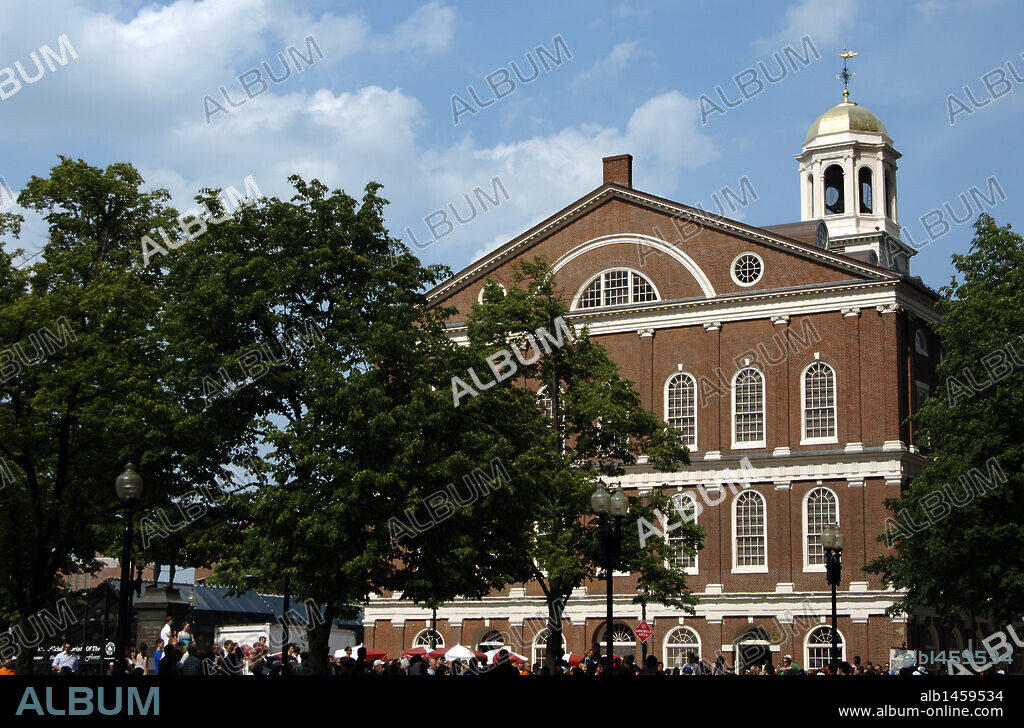 ESTADOS UNIDOS. BOSTON. Exterior del "FANEUIL HALL MARKETPLACE", edificio construído a mediados del s. XVIII, que alberga comercios, restaurantes y una sala de reuniones, entre otros. Estado de Massachussets.