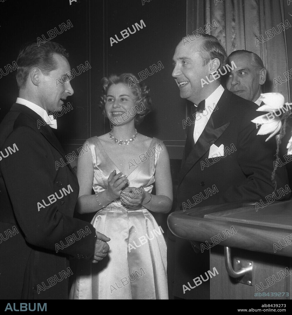 Göteborg 1958-03-19 - Invigning av restaurang Lorensberg . - Fr v regissören och skådespelaren Herman "Putte" Ahlsell, skådespelerskan Maj-Britt Nilsson med maken Per Gerhard *** Local Caption *** GT - Foto: Kjell Corneliusson . Krep Låda: 2011-09 . KAMERAREPORTAGE.