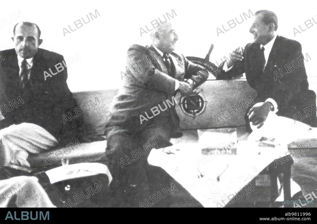 Bay of San Sebastián (Guipúzcoa), 8/25/1948. The famous interview between Don Juan and General Franco was held aboard the yacht "Azor", which was anchored in the bay of the Donstiarra capital, where it was decided that Don Juan Carlos would study in Spain. To the left of the image, the infante Don Jaime.
