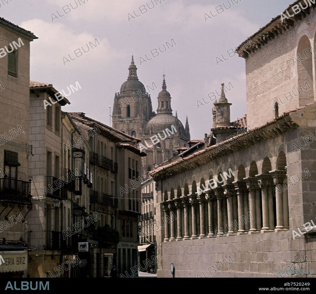 ATRIO DE LA IGLESIA DE SAN MARTIN DE SEGOVIA - SIGLO XII - ROMANICO ESPAÑOL - CATEDRAL DE SEGOVIA AL FONDO.