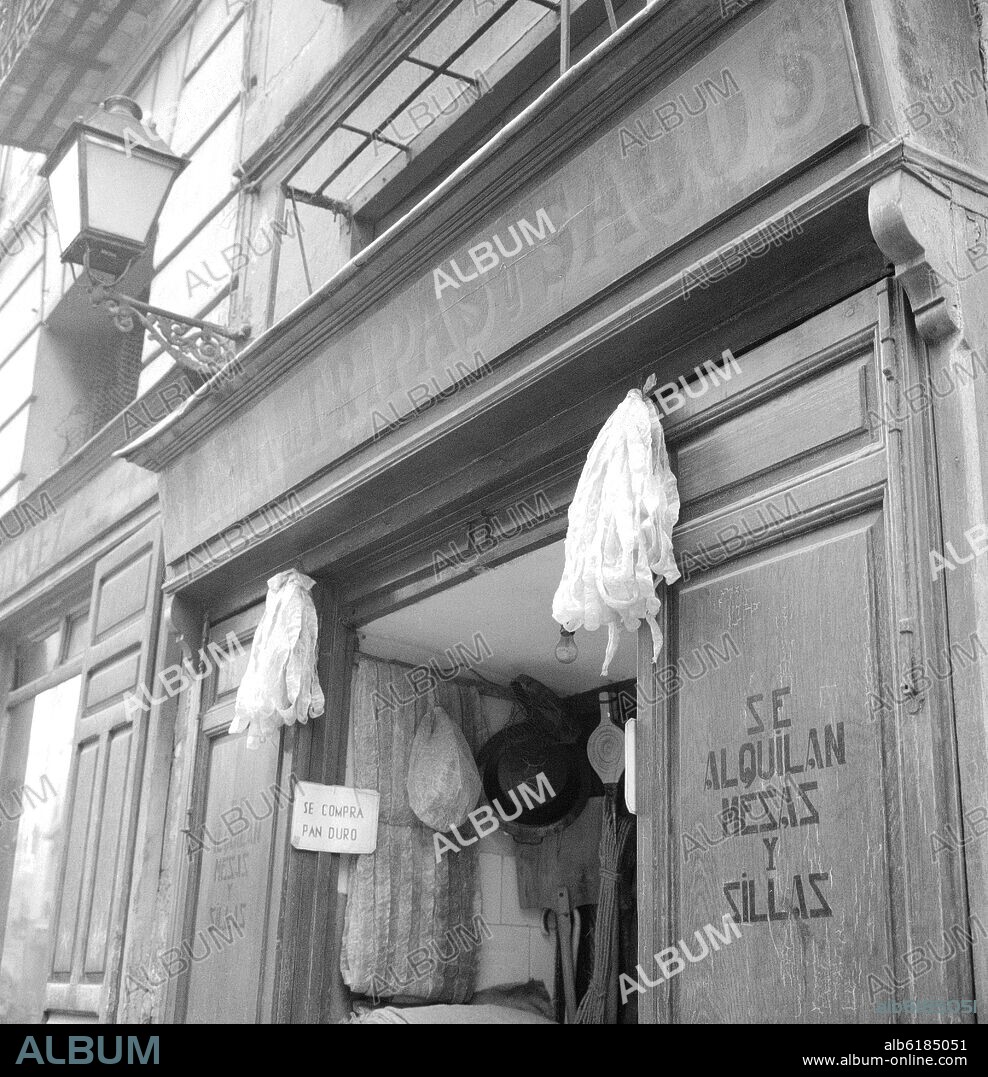 TIENDA DE TRIPAS Y SACOS - FOTOGRAFIA EN BLANCO Y NEGRO - AÑOS 60.