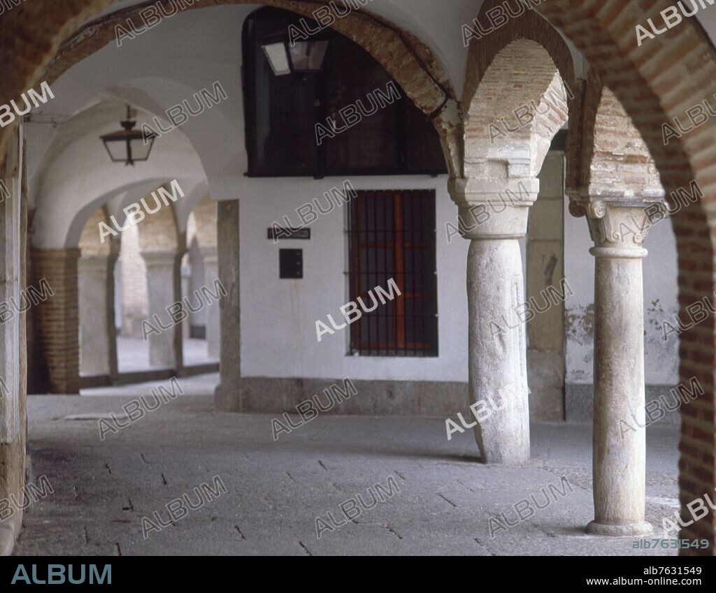 PORTICO QUE COMUNICA LA PLAZA GRANDE CON LA CHICA - COLUMNA CON LA MEDIDA MAESTRA DE PALMO Y CUARTA (82 CENTIMETROS).