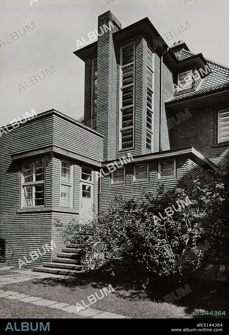 Carl Dransfeld, Residential house for Erich Madsack, Hannover-List, Silver gelatin paper, black and white positive process, Image size: Height: 23,00 cm; Width: 16,70 cm, Architectural photography, Residential house, multi-storey building, Facade ,house, building, Architecture, The photograph shows the side view of the single-family house for Erich Madsack in Hannover-List, Walderseestraße 3. The building for the publisher of the Hannoversche Anzeiger was built in 1928 according to plans by the architect Fritz Höger.