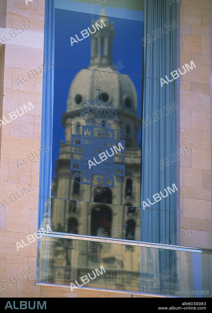 RAFAEL MONEO. REFLEJO DE LA TORRE DE LA CATEDRAL DE MURCIA EN UNA VENTANA DEL EDIFICIO MONEO.