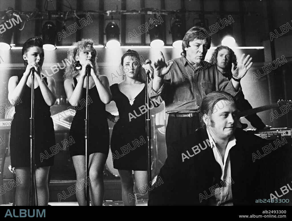 ALAN PARKER, ANDREW STRONG, ANGELINE BALL, BRONAGHER GALLAGHER, GLEN HANSARD et MARIA DOYLE dans THE COMMITMENTS, 1991, réalisé par ALAN PARKER. Copyright BEACON COMMUNICATIONS/20TH CENTURY FOX.