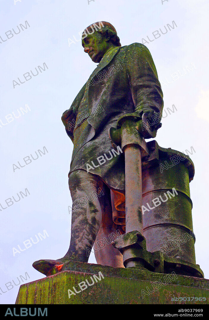 James Watt statue, in Chamberlain Square, outside Birmingham Central Library, Birmingham. 1868 by Alexander Munro. Made in Sicilian marble. James Watt, 1736 1819 was a Scottish inventor and mechanical engineer whose improvements to the Newcomen steam engine were fundamental to the changes brought by the Industrial Revolution.