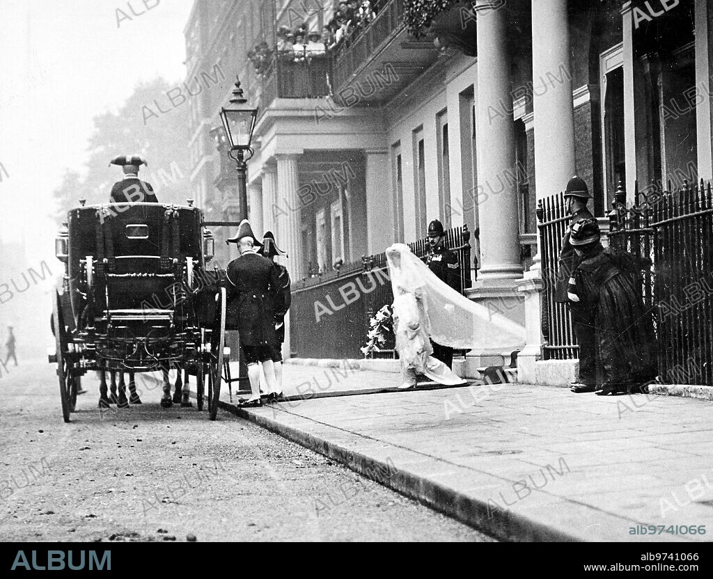 Octubre 1913. Boda de Príncipes en Inglaterra. La duquesa de Fife (Alexandra Duff) al salir de su morada para Dirigirse al palacio de Saint James antes de su boda con el príncipe Arturo de Connaught.
