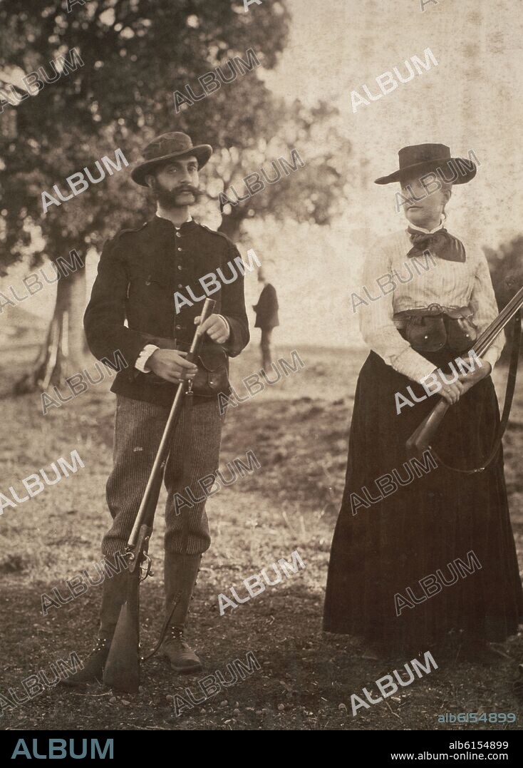 ALFONSO XII Y SU HERMANA LA INFANTA ISABEL DE BORBON "LA CHATA" VESTIDOS DE CAZADORES - SIGLO XIX.