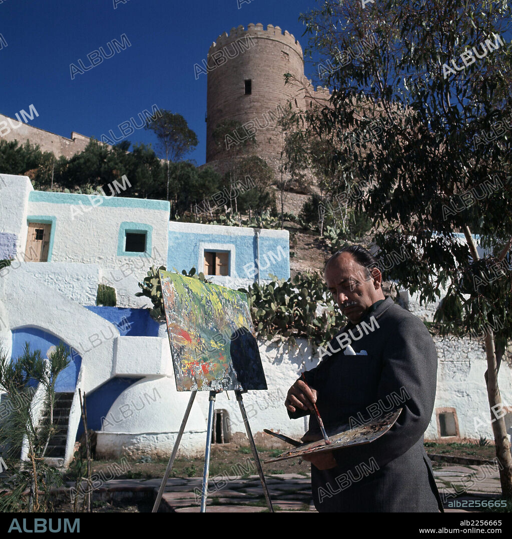 JESUS DE PERCEVAL. PINTOR ESPAÑOL. ALMERIA 1916 - 1985. FOTOGRAFIADO PINTANDO EN LA CHANCA DE ALMERIA , AÑO 1969.