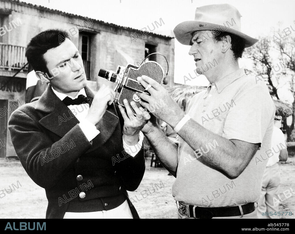 JOHN WAYNE y LAURENCE HARVEY en EL ÁLAMO, 1960 (THE ALAMO), dirigida por JOHN WAYNE. Copyright UNITED ARTISTS.
