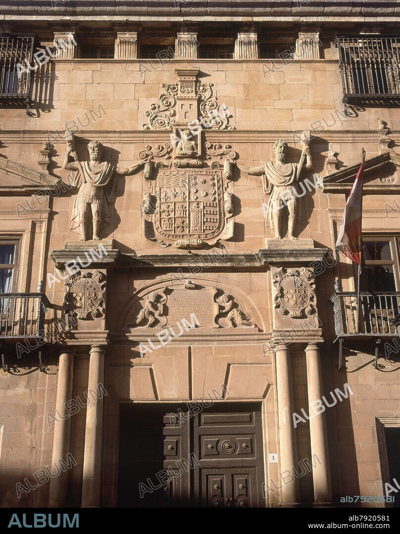 EXT-DET DE LA FACHADA-ESCUDO DE D FRANCISCO LOPEZ DEL RIO Y SALCEDO-S XVI ARQUITECTURA RENACENTISTA.