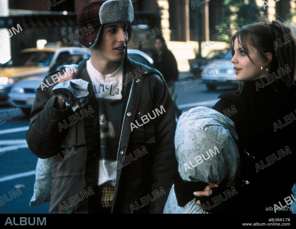 JASON BIGGS and MENA SUVARI in THE LOSER, 2000 (LOSER), directed by AMY HECKERLING. Copyright COLUMBIA PICTURES.
