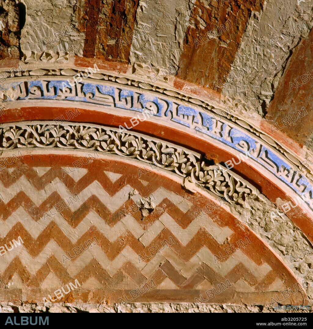MEZQUITA DE CORDOBA. DETALLE DEL TIMPANO DEL ARCO DE LA FACHADA DE LA AMPLIACION DE AL-HAKAN II DE LA MEZQUITA.  CORDOBA, ESPAÑA.