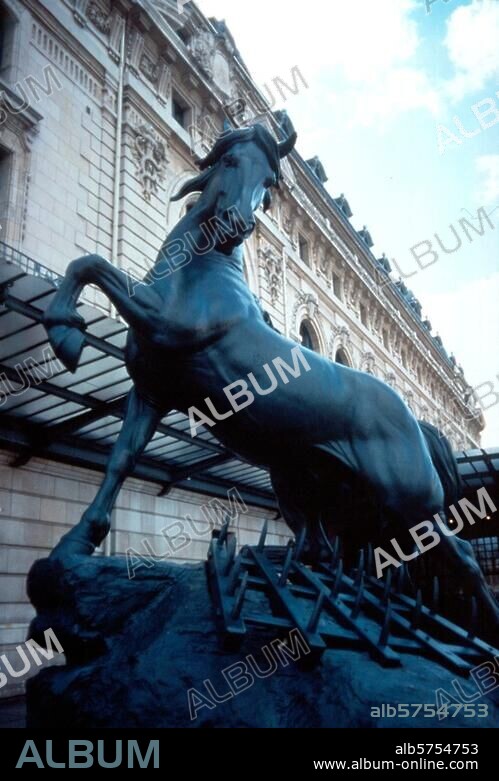 Paris (France), Musée d'Orsay (form. station Gare d'Orsay opened in 1900; arch.: Victor Laloux; rebuilt as museum, opened in 1986). "Cheval à la herse" (horse on the harrow). Sculpture, 1878, by Pierre-Louis Rouillard (1820-1881) in front of the museum. Photo, undated.