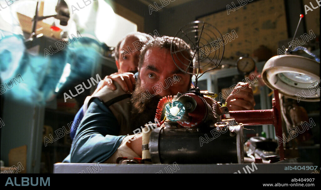 JANFRI TOPERA en LA GRAN AVENTURA DE MORTADELO Y FILEMON, 2003, dirigida por JAVIER FESSER. Copyright SOGECINE/PELICULAS PENDELTON.