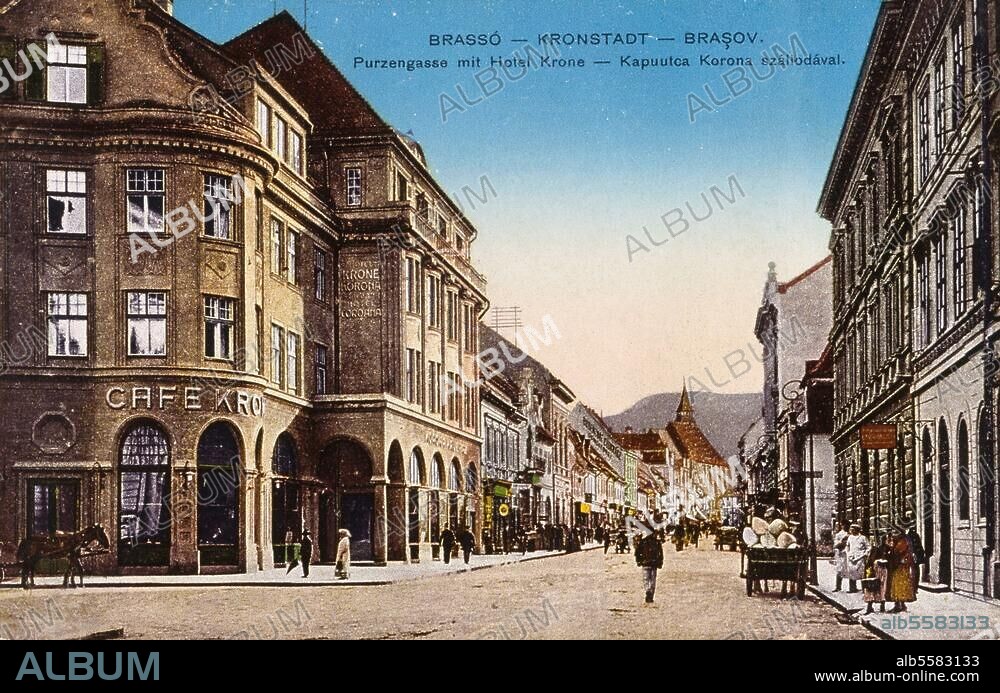 Brasov (Roumanie), ruelle Purzen. La ruelle Purzen et l'hôtel Krone. Carte postale photo, coloriée, 1916.