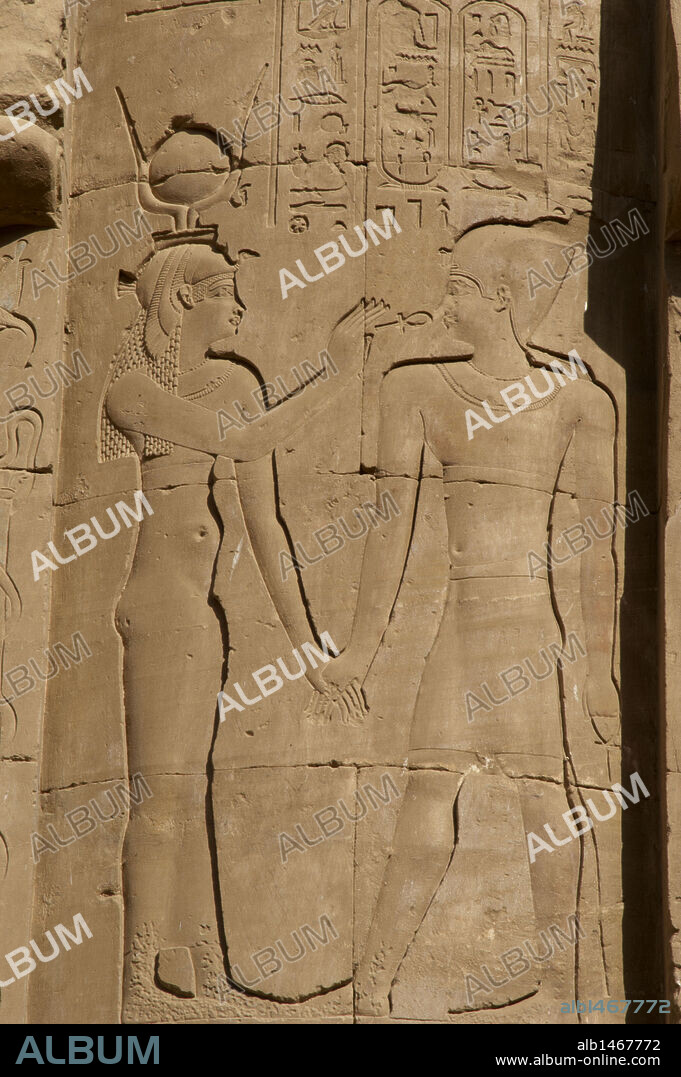 ARTE EGIPCIO. EGIPTO. Relieves con la representación de una divinidad egipcia dando el lazo de la vida "ankh" al faraón. Templo de Horus. Edfú. Norte de Africa.