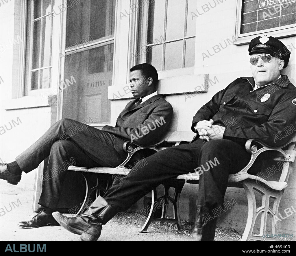 ROD STEIGER and SIDNEY POITIER in IN THE HEAT OF THE NIGHT, 1967, directed by NORMAN JEWISON. Copyright MIRISCH/UNITED ARTISTS.