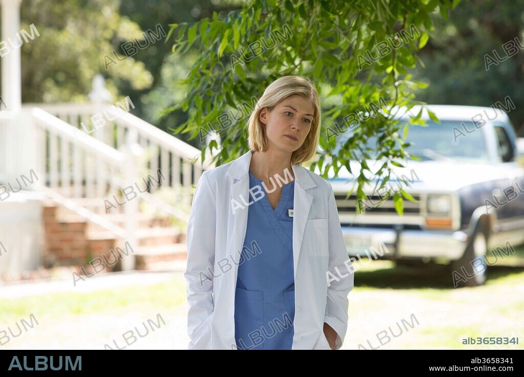 ROSAMUND PIKE en DEVOLVER AL REMITENTE, 2015 (RETURN TO SENDER), dirigida por FOUAD MIKATI. Copyright BOO PICTURES.