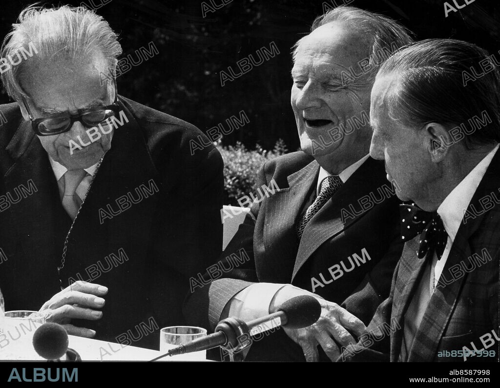 ARKIV 1984 - Politikerveteranerna Tage Erlander, Gunnar Hedlund och Jarl Hjalmarsson i glatt samspråk på Harpsund. De tre har tillammans med Gunnar Sträng och Torsten Nilsson tilldelats medaljen Illis quorum av regeringen. Foto: Göran Ärnbäck Kod: 50 . COPYRIGHT SCANPIX SWEDEN.
