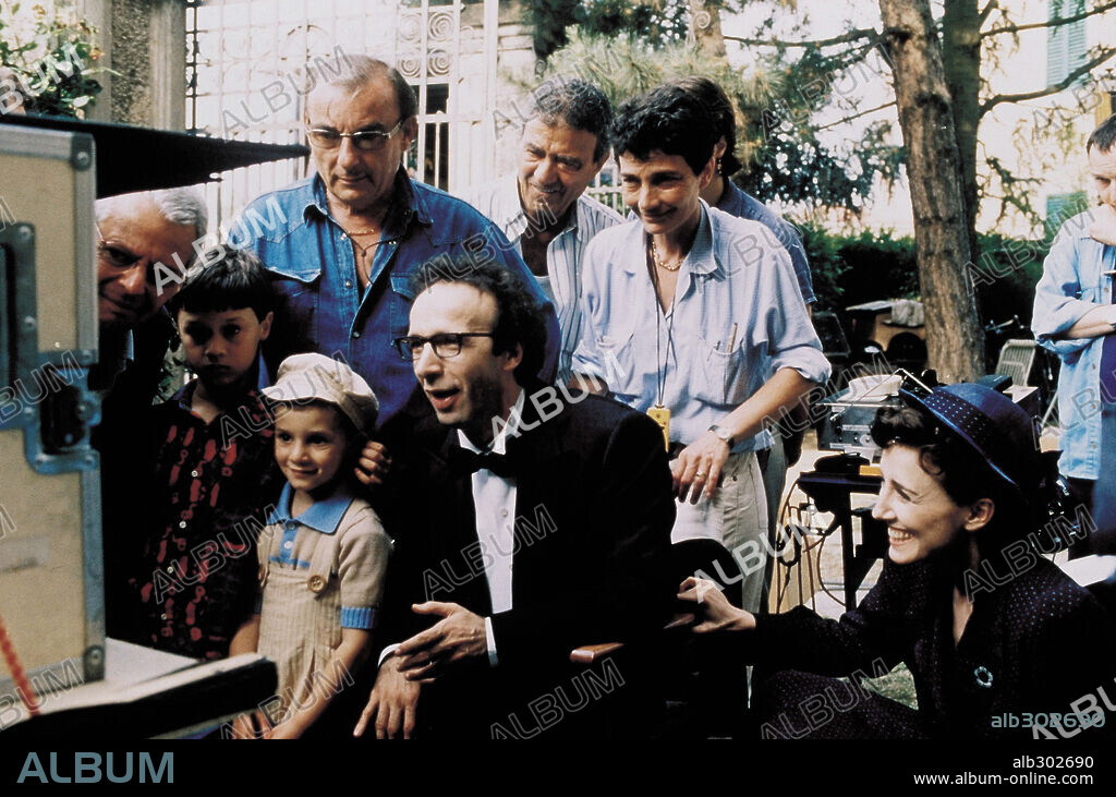 GIORGIO CANTARINI, NICOLETTA BRASCHI et ROBERTO BENIGNI dans LA VITA È BELLA, 1997, réalisé par ROBERTO BENIGNI. Copyright MIRAMAX / STRIZZI, SERGIO.