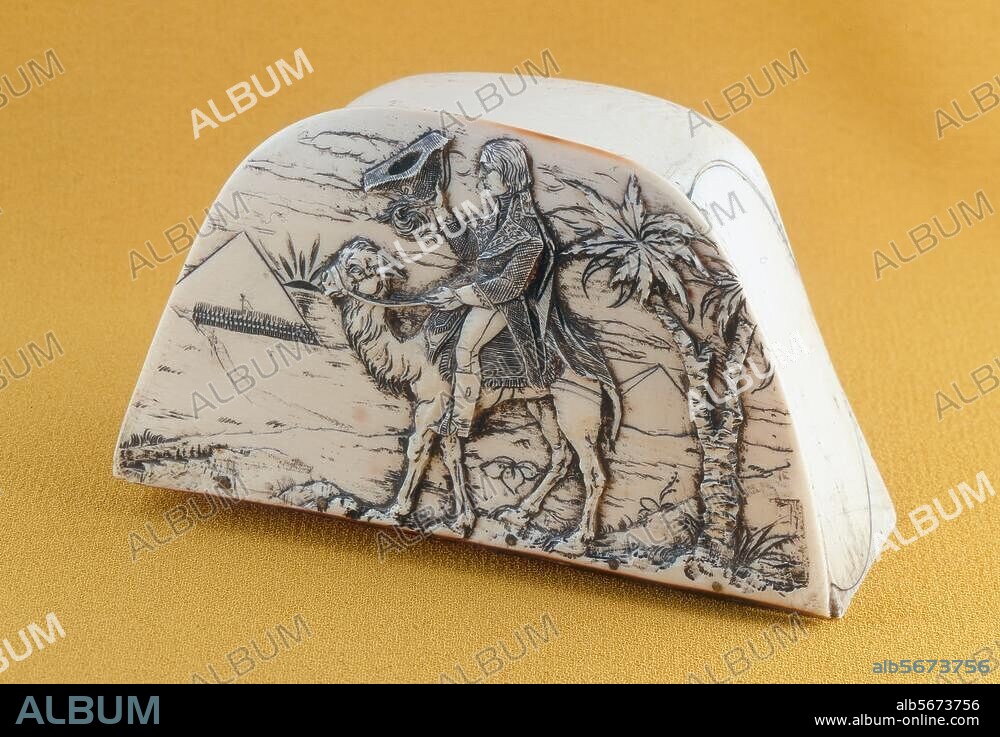 Napoléon Ier Bonaparte, empereur des Français ; 1769-1821. Tabatière en forme de chapeau de Napoléon : Bonaparte à la bataille des Pyramides sur un dromadaire, 1798. Ivoire, fin du XIXe siècle ; collection du prince Georges de Grèce, mari de Marie Bonaparte. Rueil-Malmaison, Musée du Château.