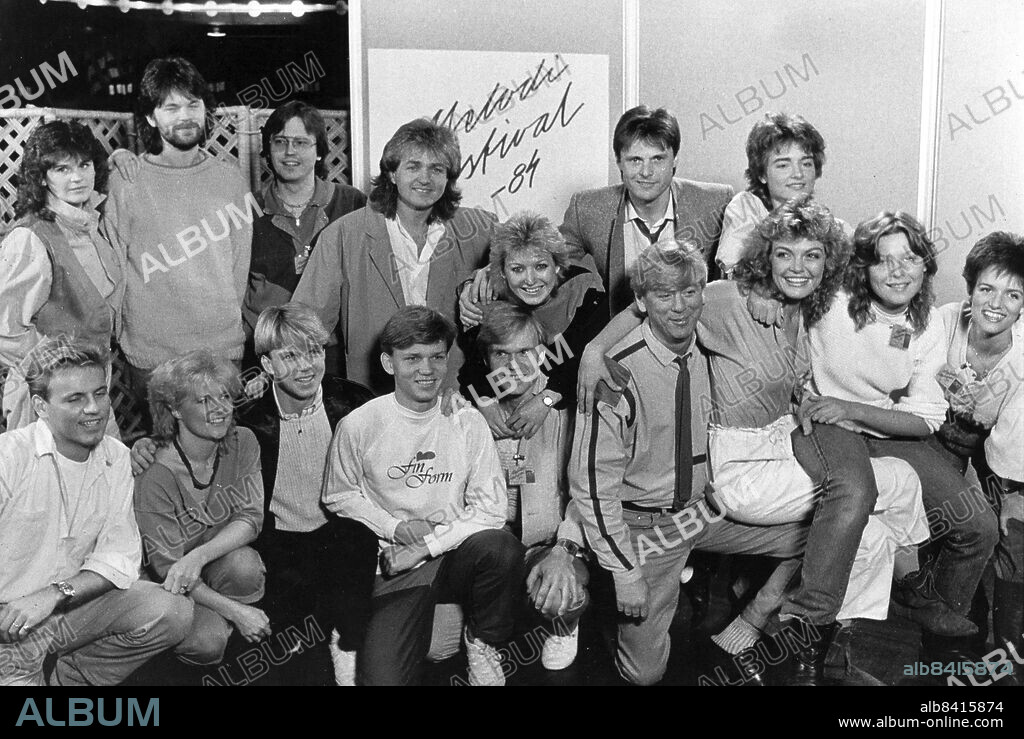 Göteborg 1984-02-25. Melodifestivalen 1984. Hela festivalgänget: fr v bakre raden: Karin Glenmark, Anders Glenmark, Per-Erik Hallin, John Ballard, Rosa Körberg och Göran Folkestad samt Karin af Malmborg. På knä fr v Thomas Lewing, Elisabeth Andreasson, bröderna Herrey, Janne Önnerud, Vicki Benckert, Lotta Pedersen och Lena Byström.. Foto: Carl-Erik Sundström / DN / TT / Kod: 59. ** SvD OUT **.