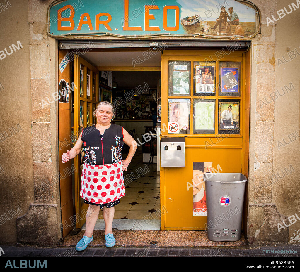 Bar Leo y la Leo delante de su bar. Barceloneta, Barcelona, 1016.