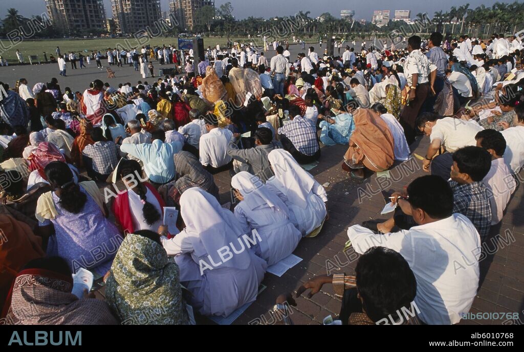 BANGLADESH Dhaka Crowds of Christian worshippers at Easter sunrise service at parliament building.