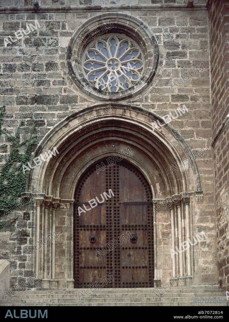 PORTADA DE LA IGLESIA DEL MONASTERIO DE SANTA MARIA DE PUIG CONSTRUIDO EN EL SIGLO XIII Y RECONSTRUIDO EN EL SIGLO XVIII.