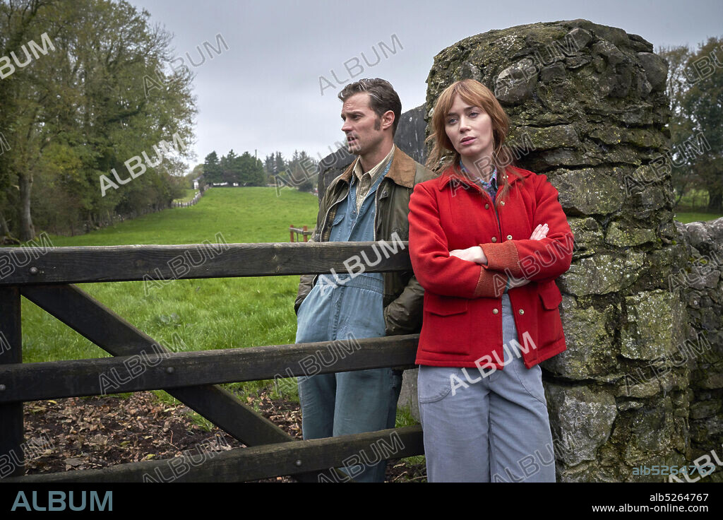 EMILY BLUNT and JAMIE DORNAN in WILD MOUNTAIN THYME, 2020, directed by JOHN PATRICK SHANLEY. Copyright Amasia Entertainment / Likely Story.
