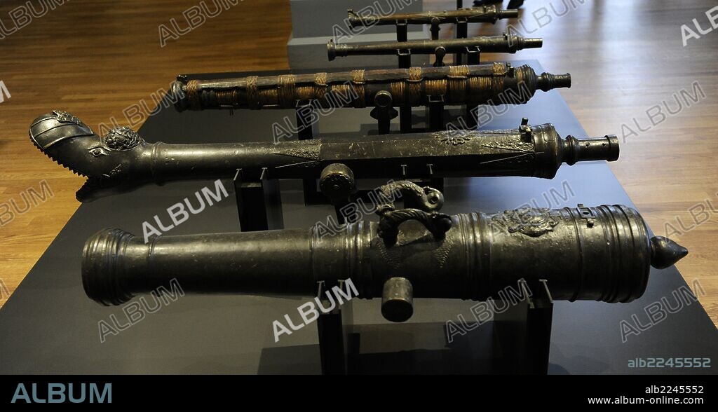 Armas capturadas. Los Países Bajos, 1667. Asia Sur-Oriental, 1750-1850. bronce, caña, bambu. Tras la Guerra de Java (1825-1830), los holandeses quisieron hacerse con el control de las otras islas, ralizándose varias expediciones y luchar contra los piratas. Los cañones fueron capturados en batalla. Rijksmuseum. Amsterdam. Países Bajos.