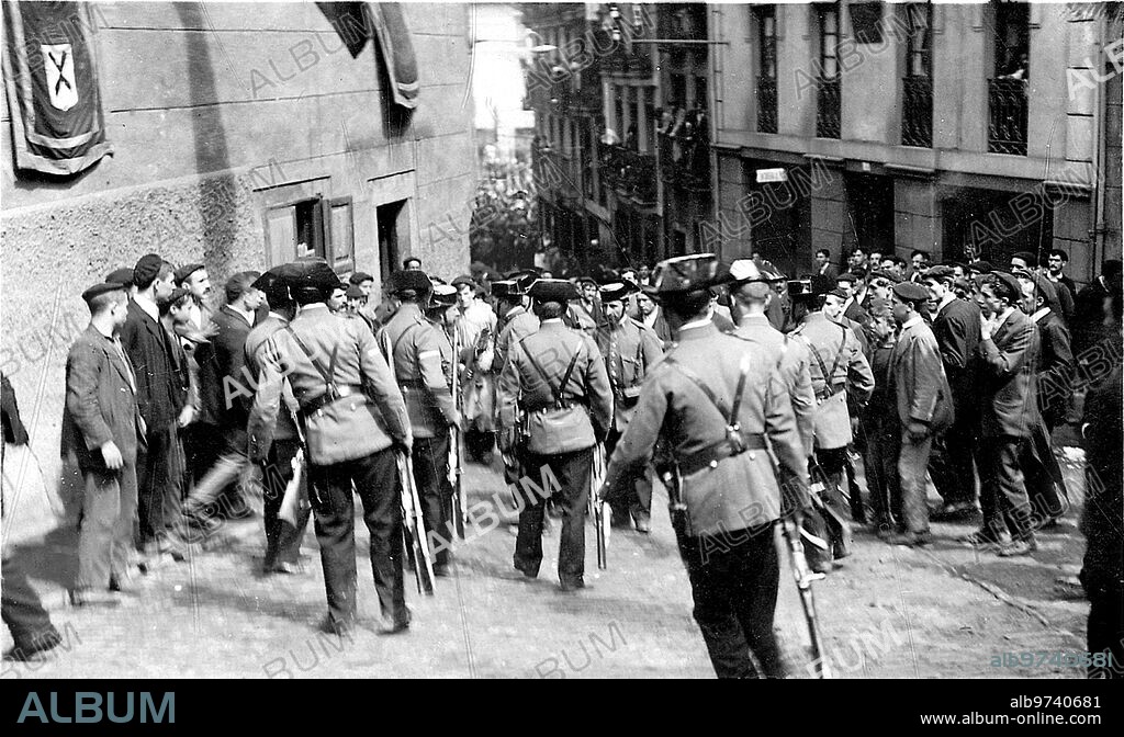 Abril 1912. Colisión entre Carlistas y Radicales en la calle de Barrencalle, de Eibar, donde Cayó muerto de un tiro uno de los Contendientes.