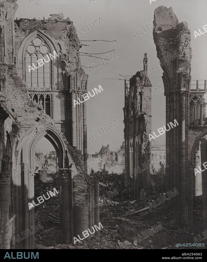 Europa. Primera guerra mundial (1914-1918). Bélgica. Ruinas de la ciudad y la catedral de Ypres. Año 1916.