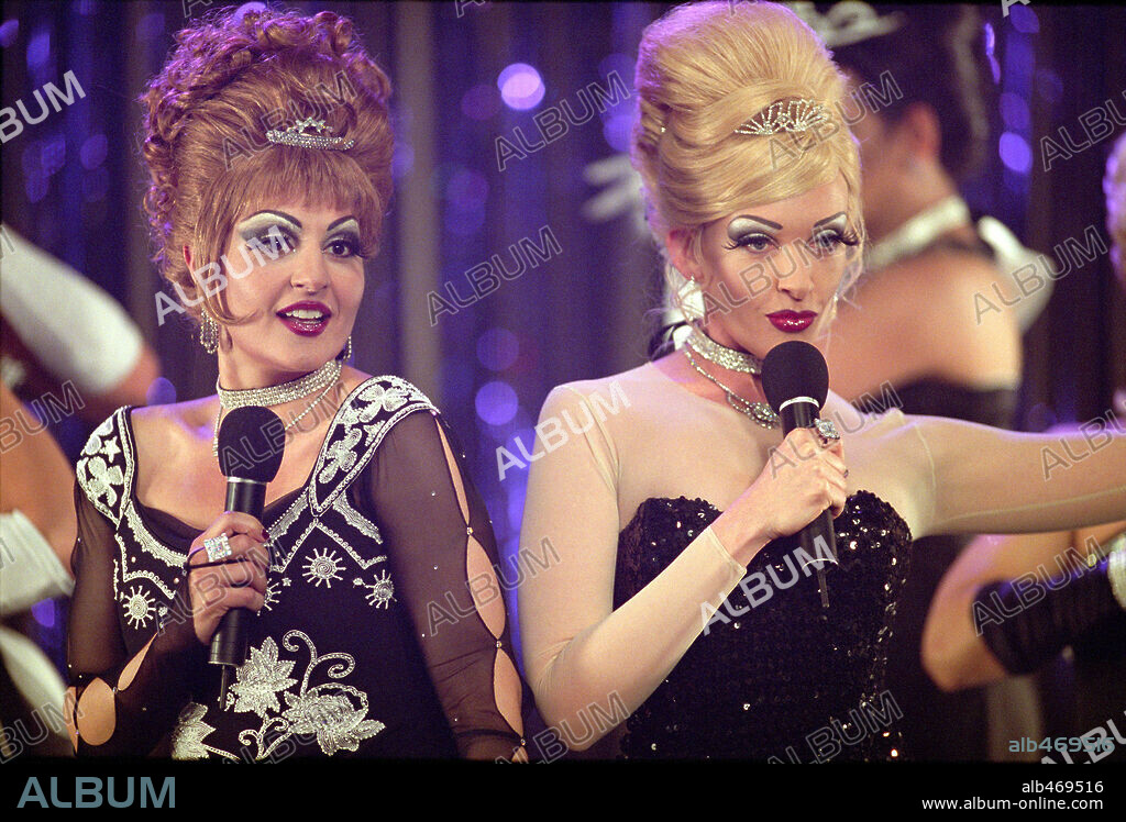NIA VARDALOS and TONI COLLETTE in CONNIE AND CARLA, 2004, directed by MICHAEL LEMBECK. Copyright UNIVERSAL / SCHROTER, EIKE.