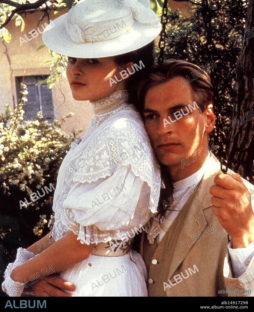 HELENA BONHAM CARTER und JULIAN SANDS in ZIMMER MIT AUSSICHT, 1985 (A ROOM WITH A VIEW), unter der Regie von JAMES IVORY. Copyright MERCHANT IVORY/GOLDCREST.