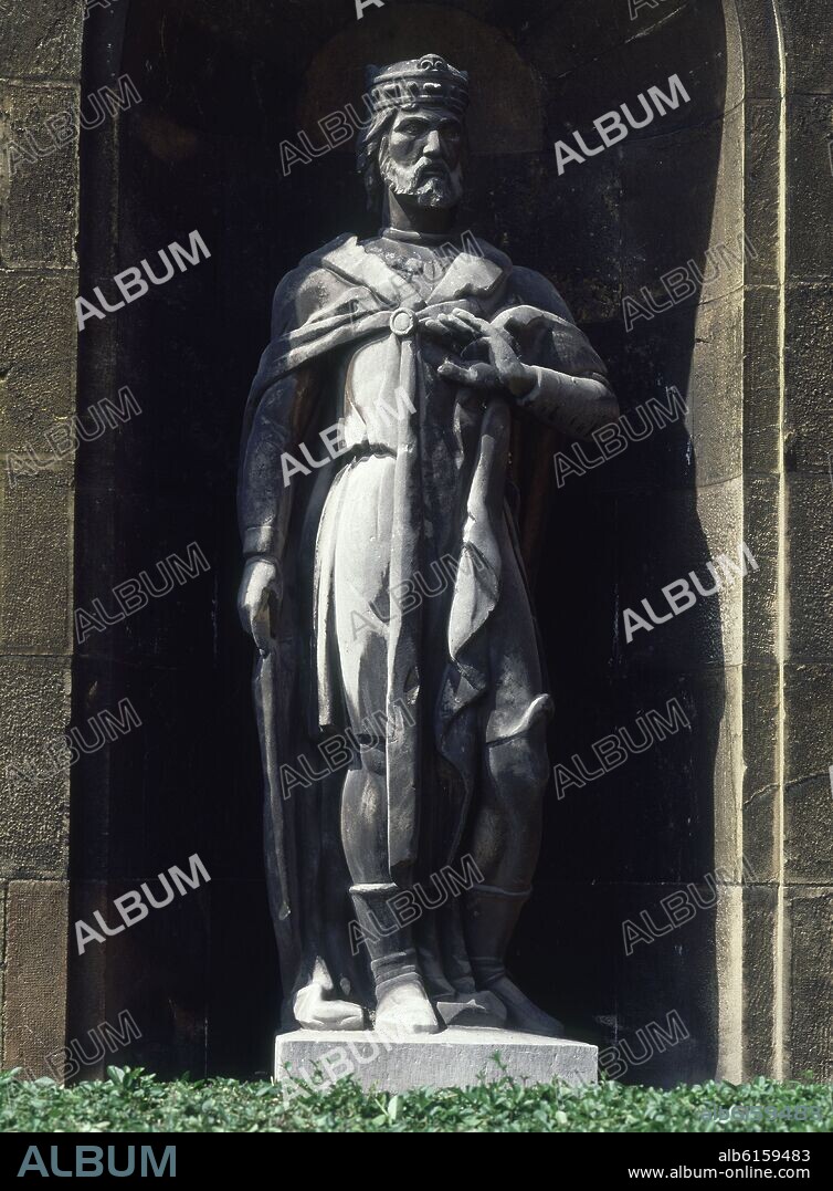 MANUEL ALVAREZ LAVIADA (1892-1958). ALFONSO III REY CAUDILLO DE ASTURIAS EN EL JARDIN DE LOS REYES CAUDILLOS  - FOTO AÑOS 80.